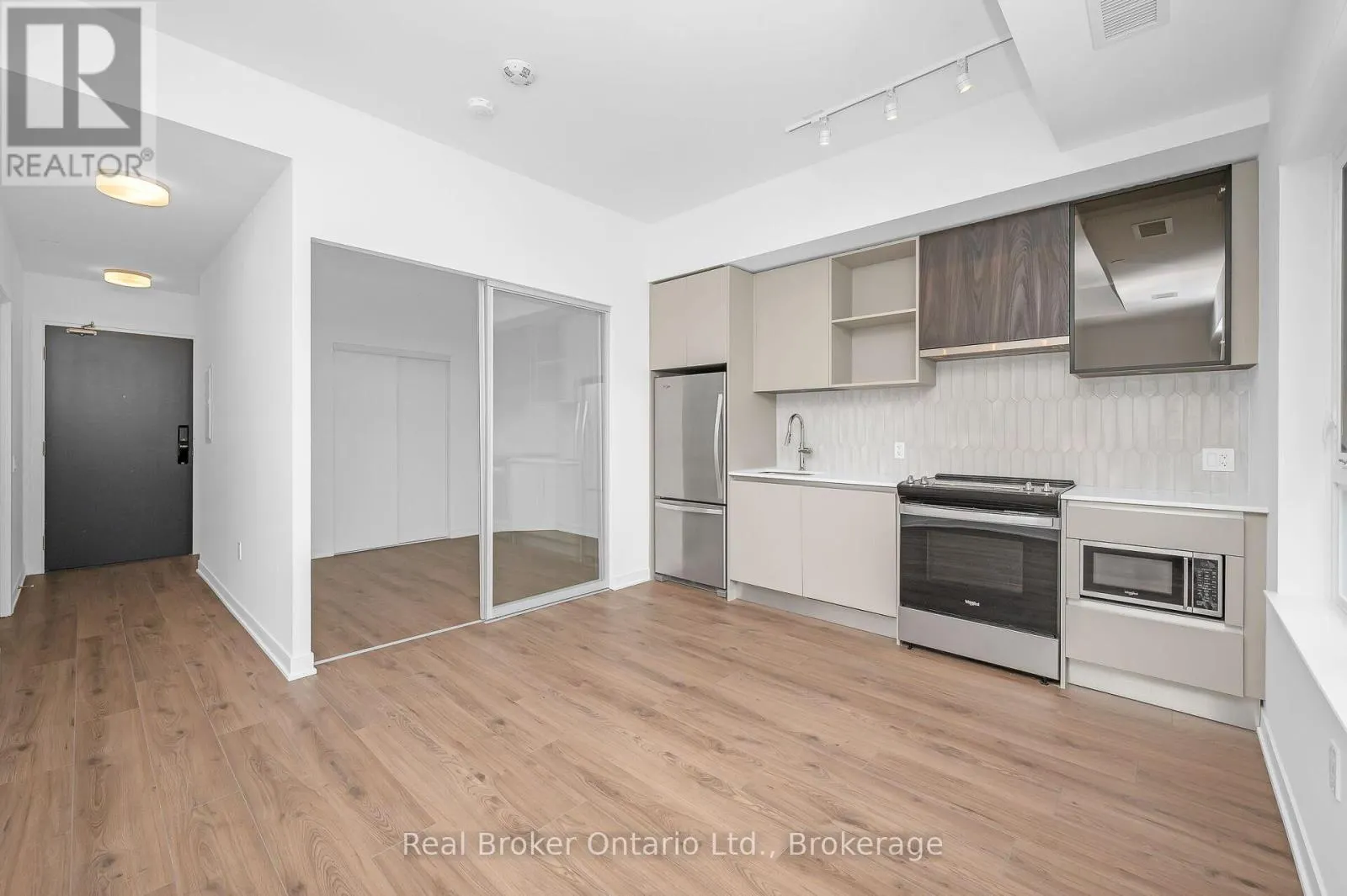 718 - 395 DUNDAS STREET, #718
