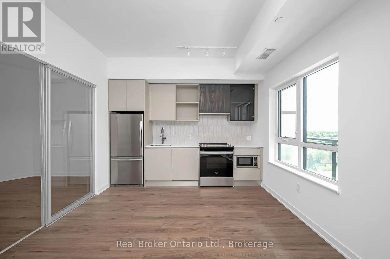 718 - 395 DUNDAS STREET, #718