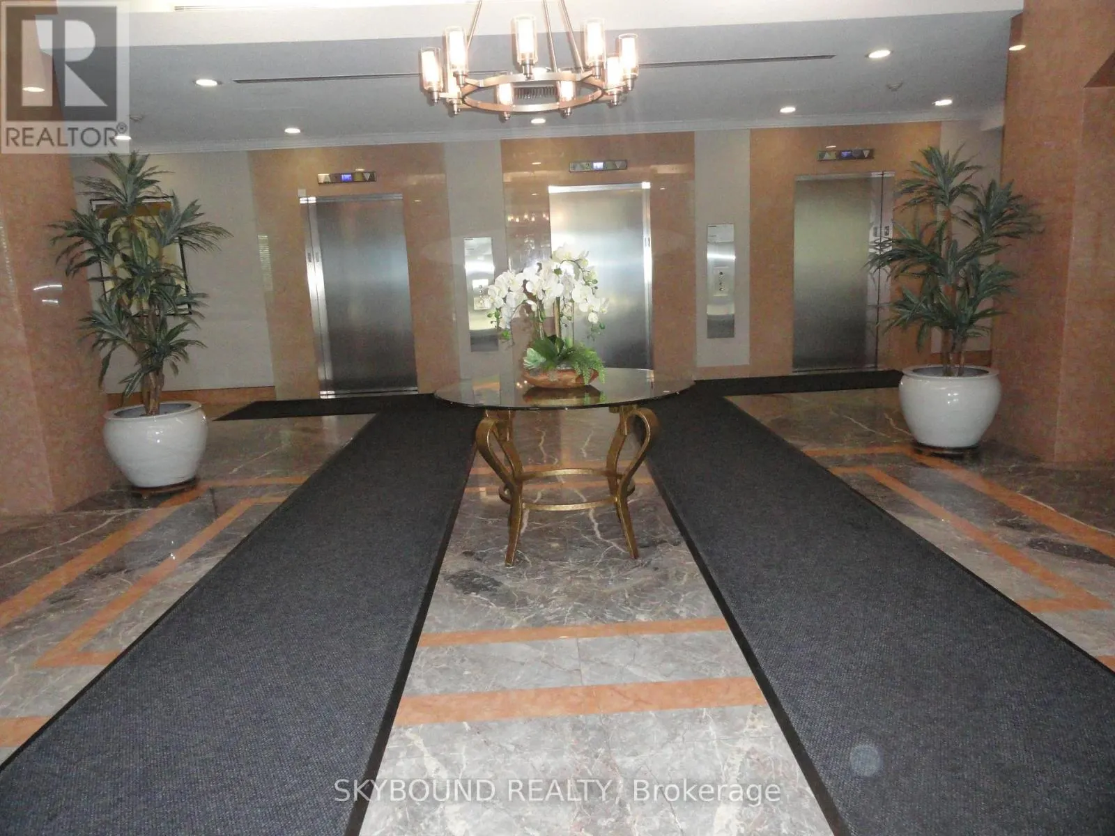 909 - 2177 BURNHAMTHORPE ROAD W