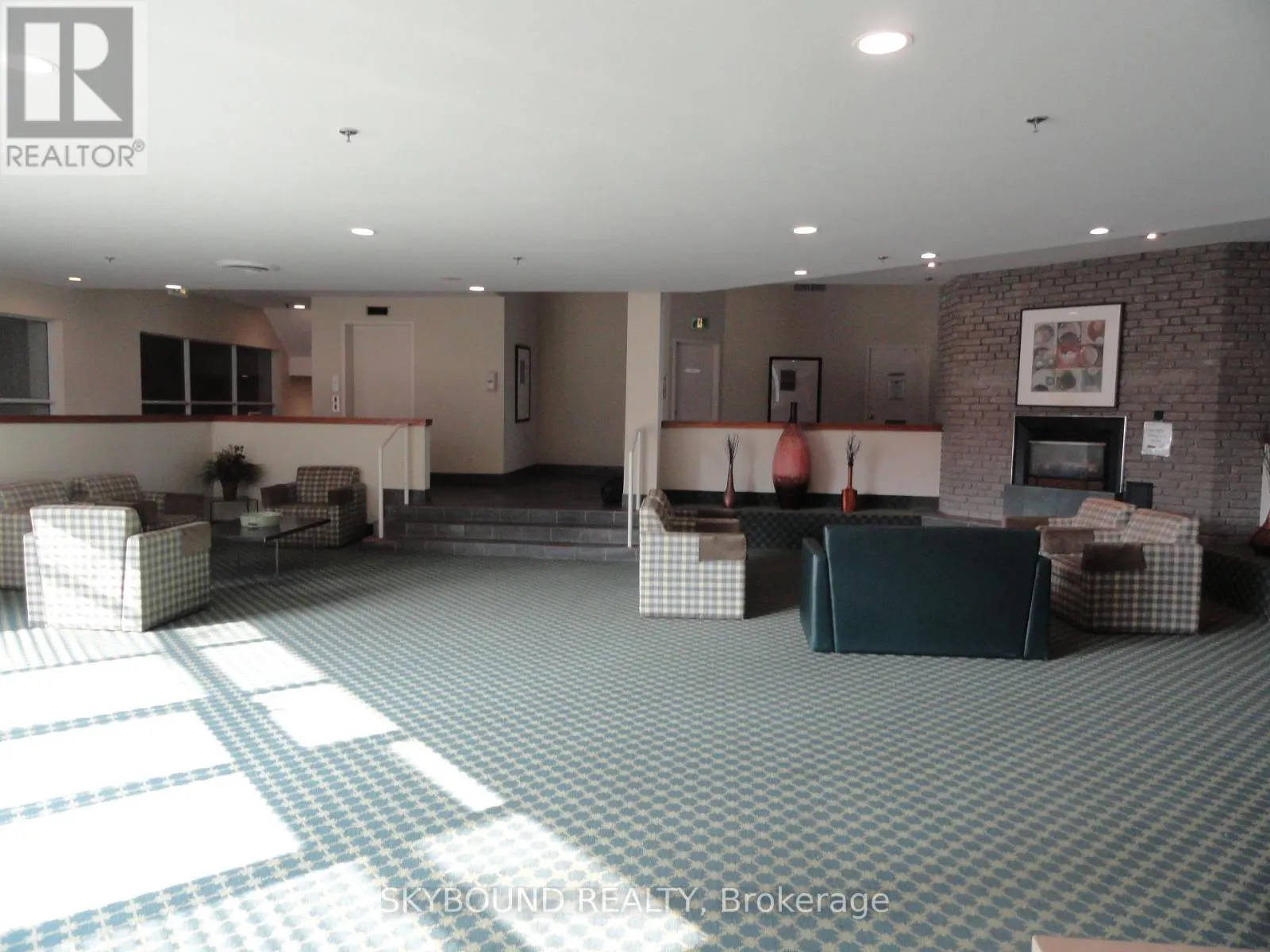 909 - 2177 BURNHAMTHORPE ROAD W