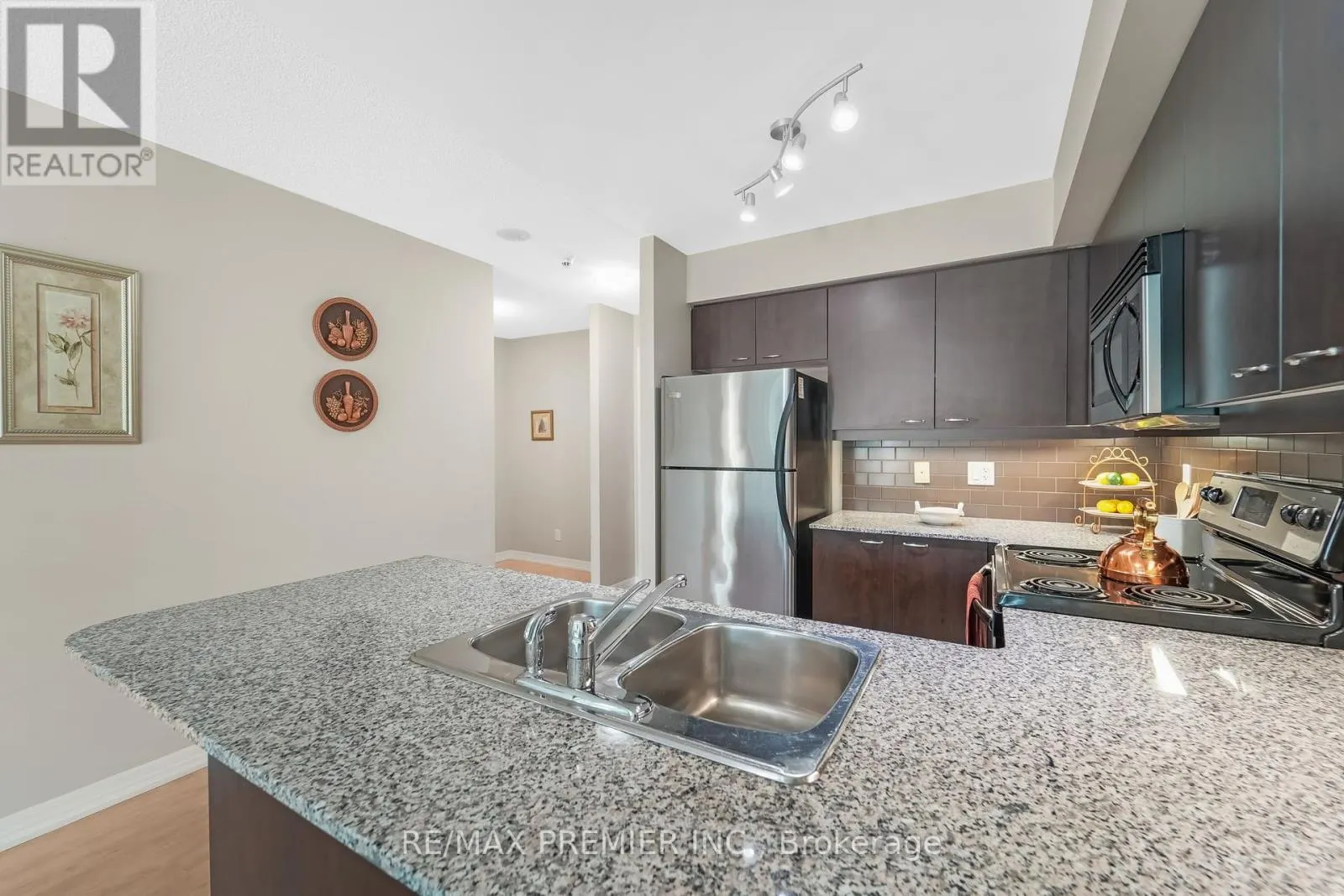 1403 ROYAL YORK ROAD