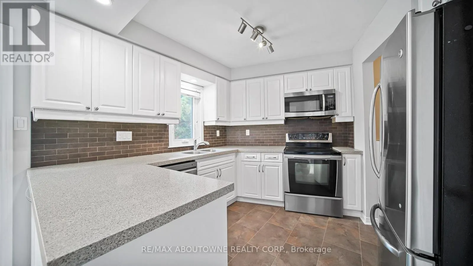 1228 CORNERBROOK PLACE