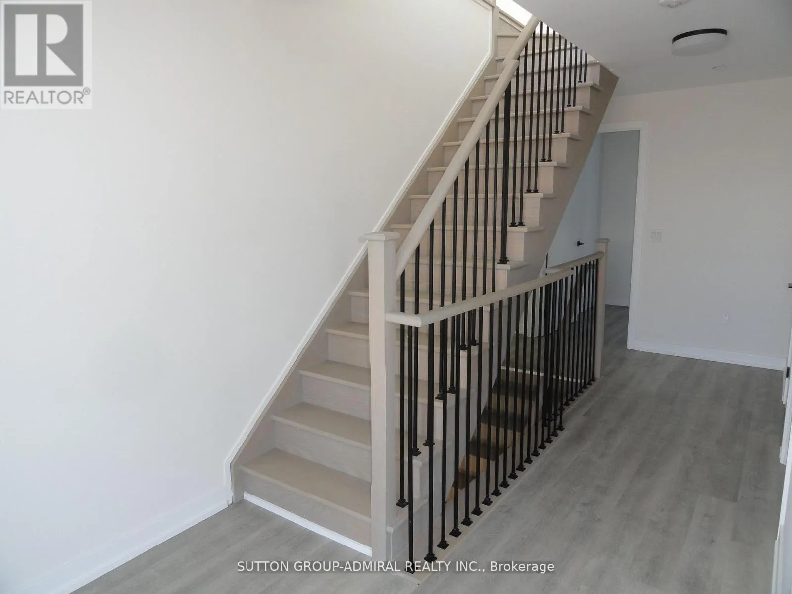 718 - 2300 ST CLAIR AVENUE W