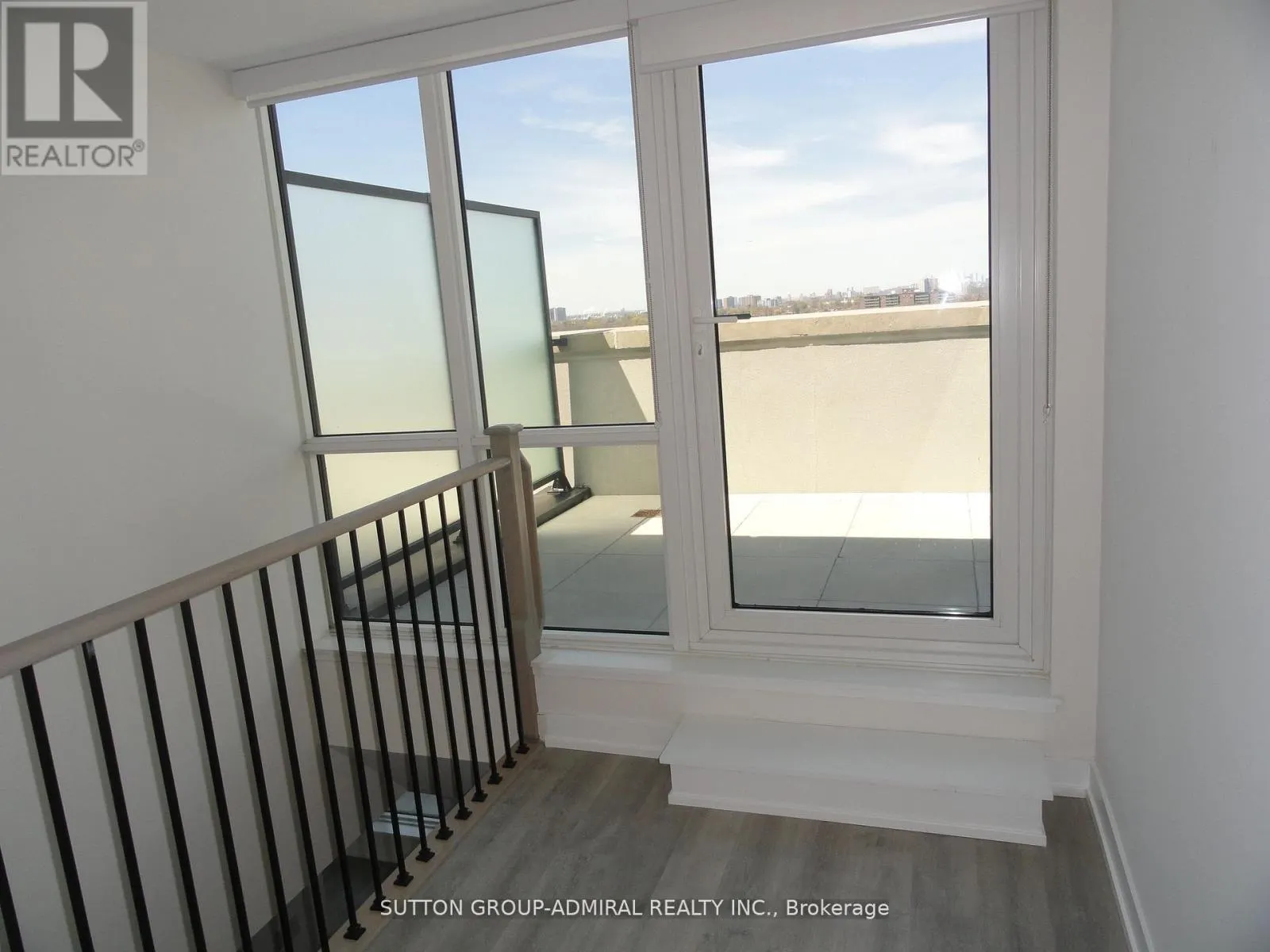 718 - 2300 ST CLAIR AVENUE W