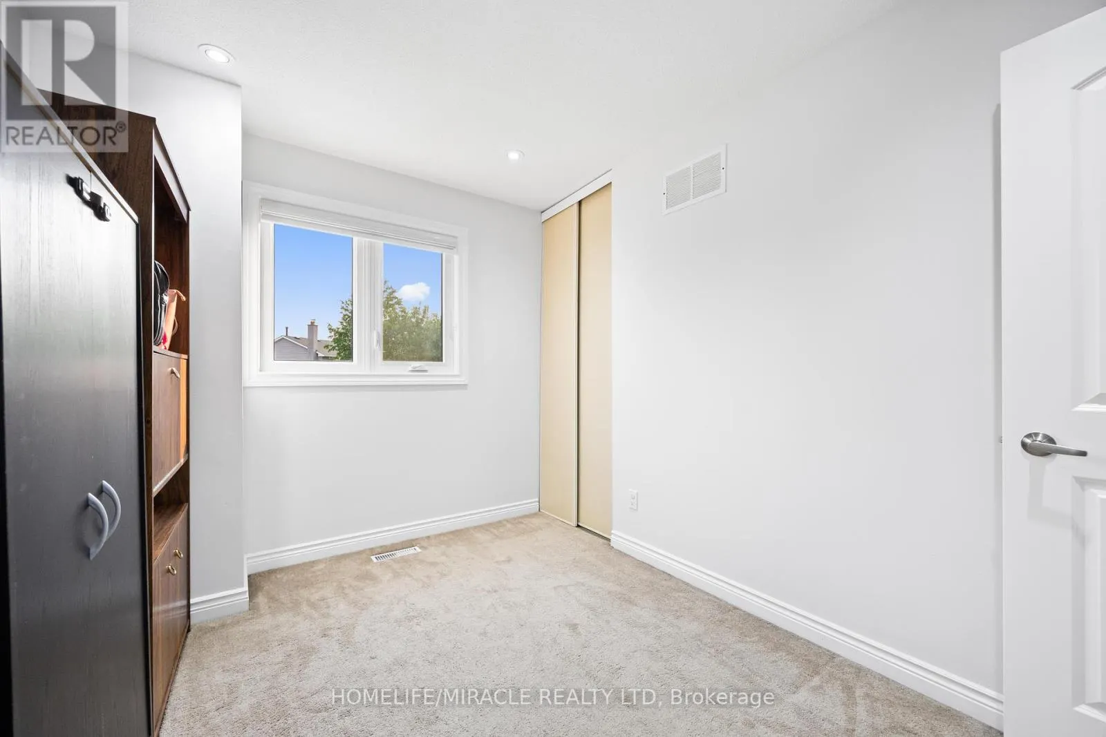 21 FOLKSTONE CRESCENT