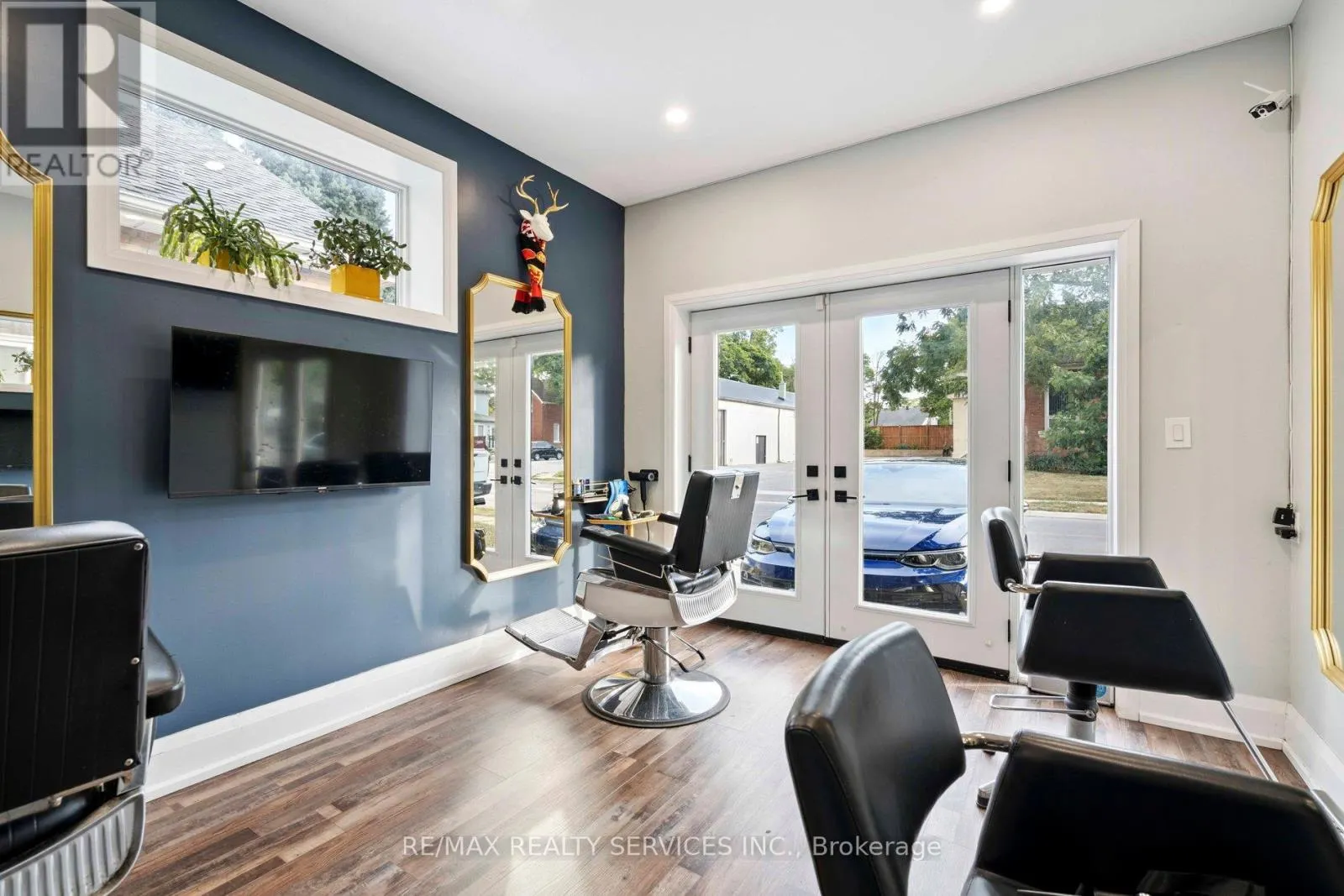 127 QUEEN STREET W