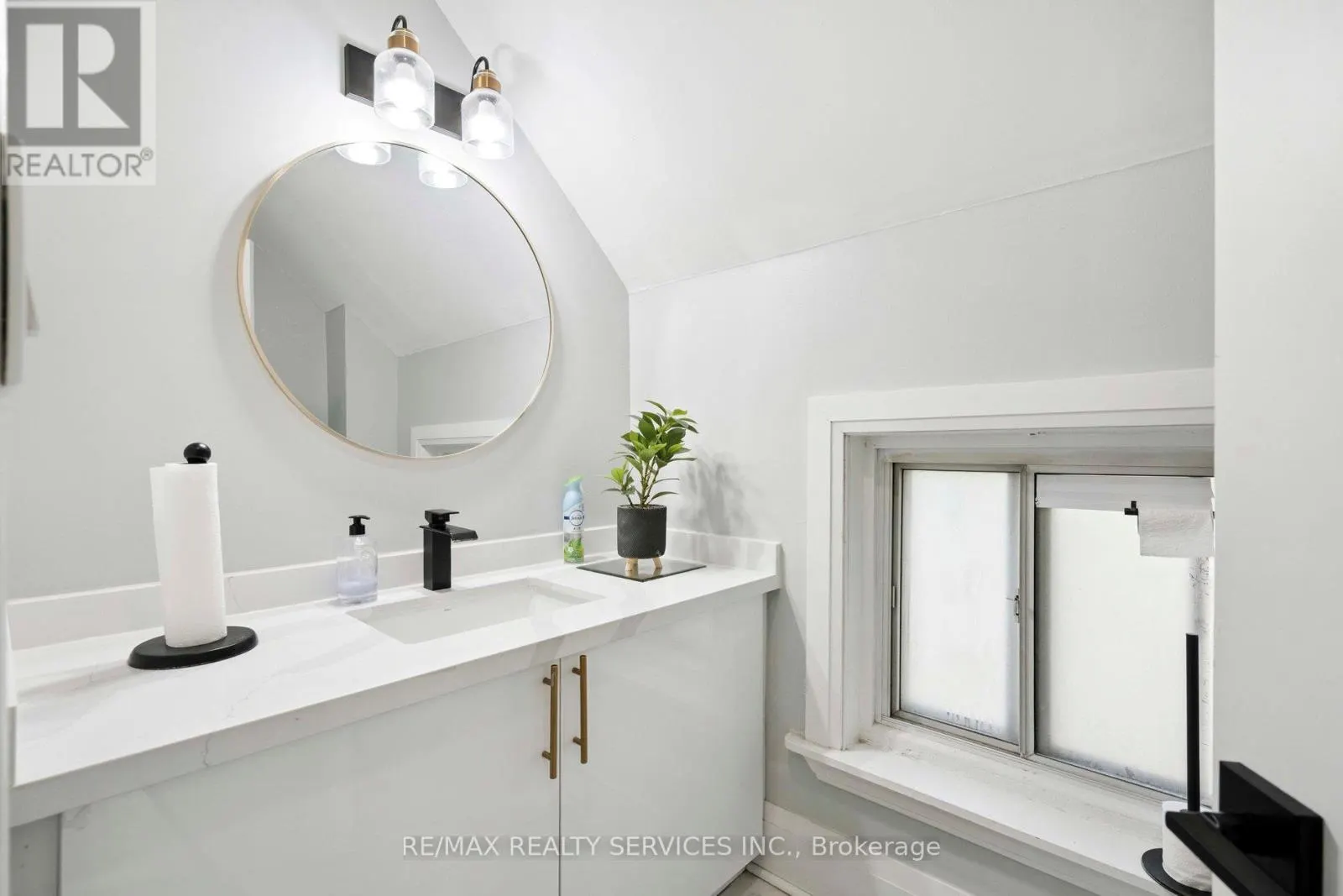 127 QUEEN STREET W