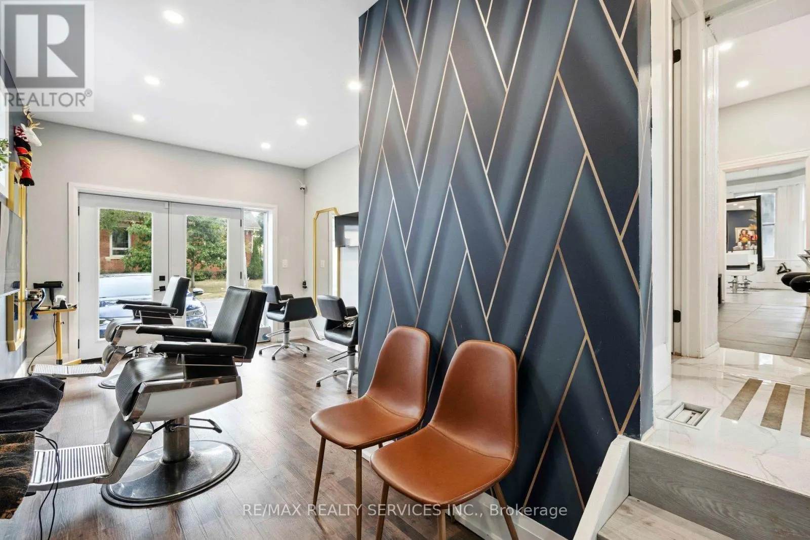 127 QUEEN STREET W