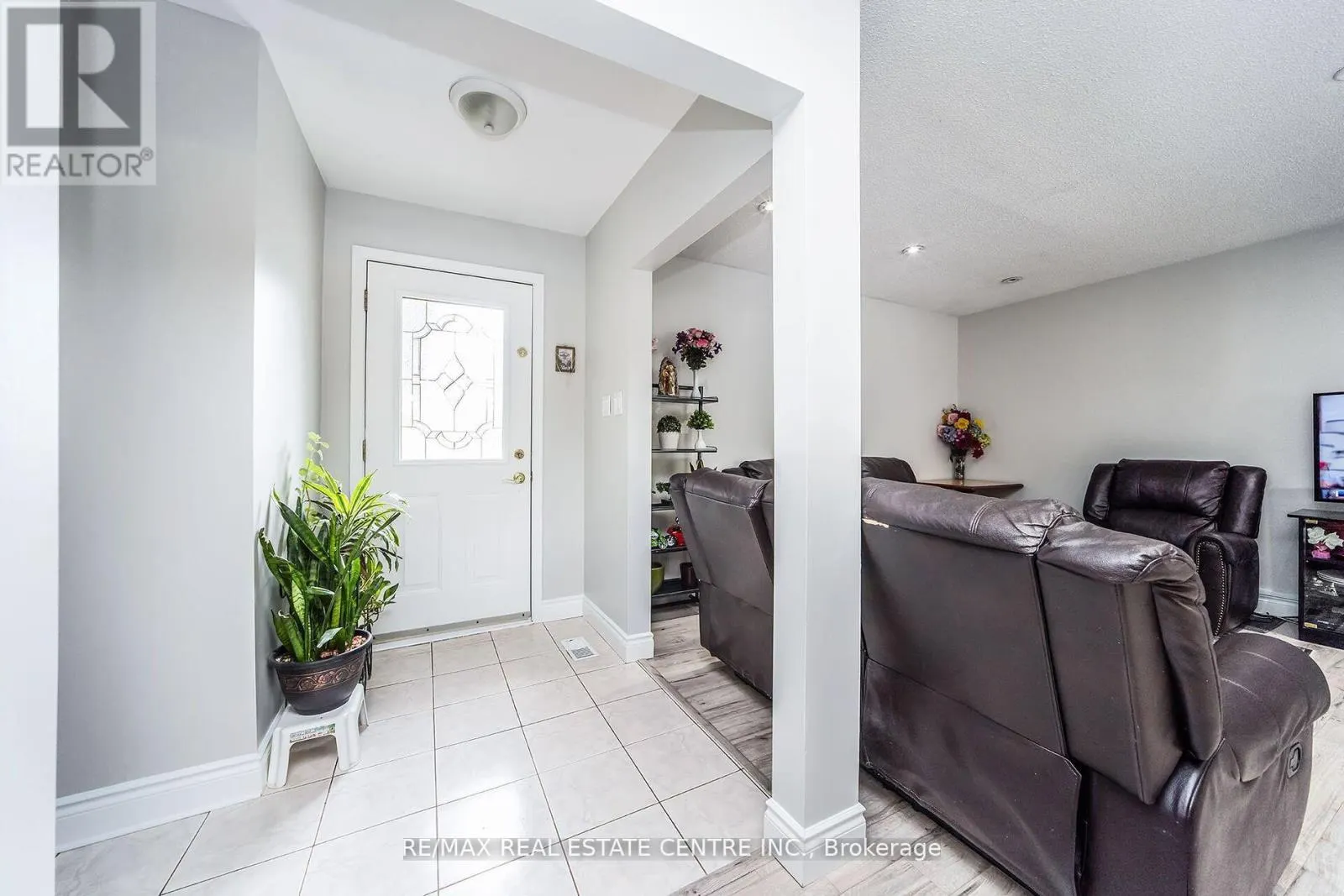 9 WATSON CRESCENT