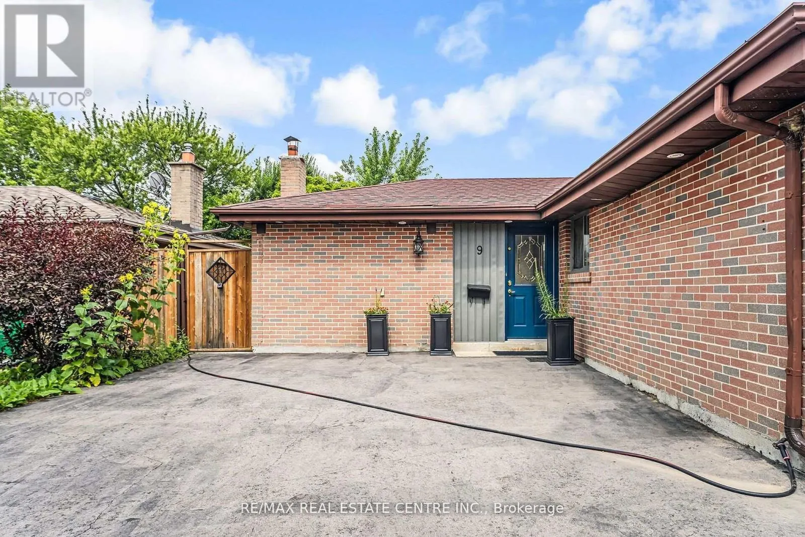9 WATSON CRESCENT