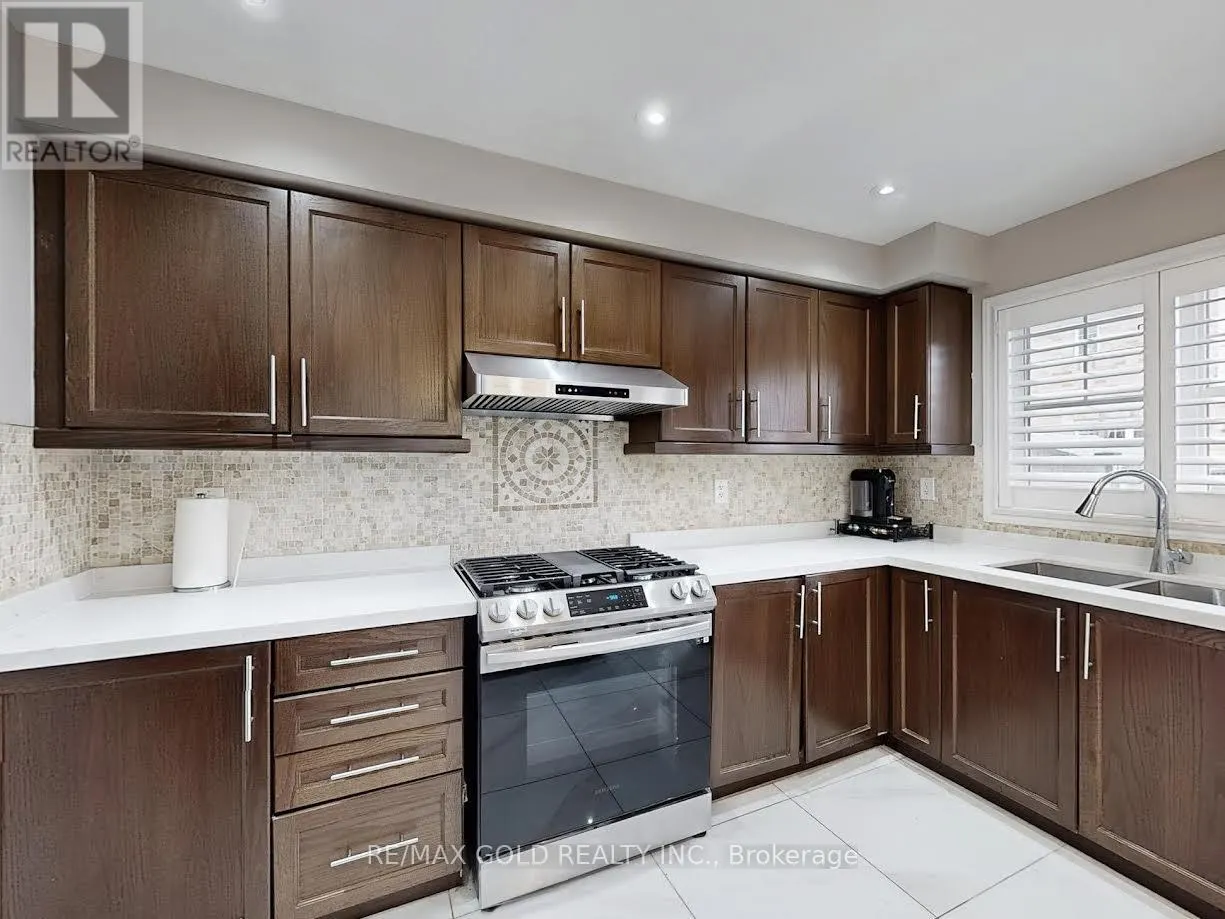 933 RAFTIS CRESCENT