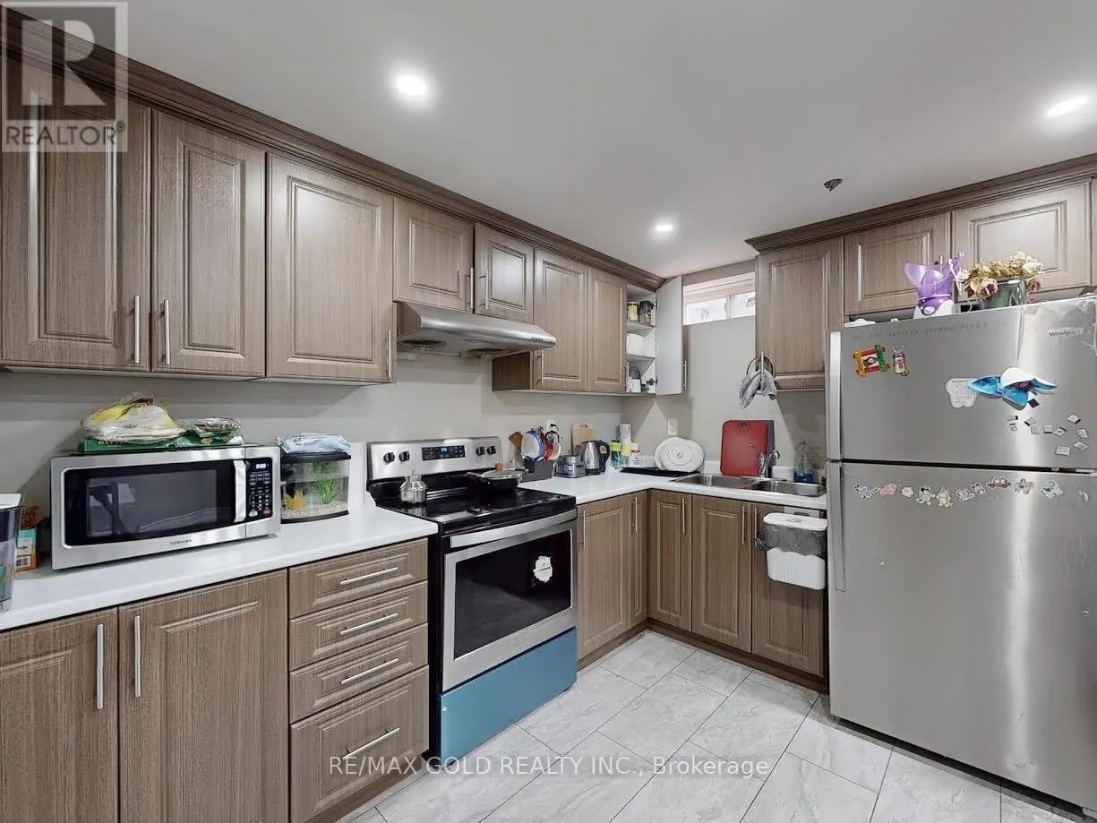 933 RAFTIS CRESCENT
