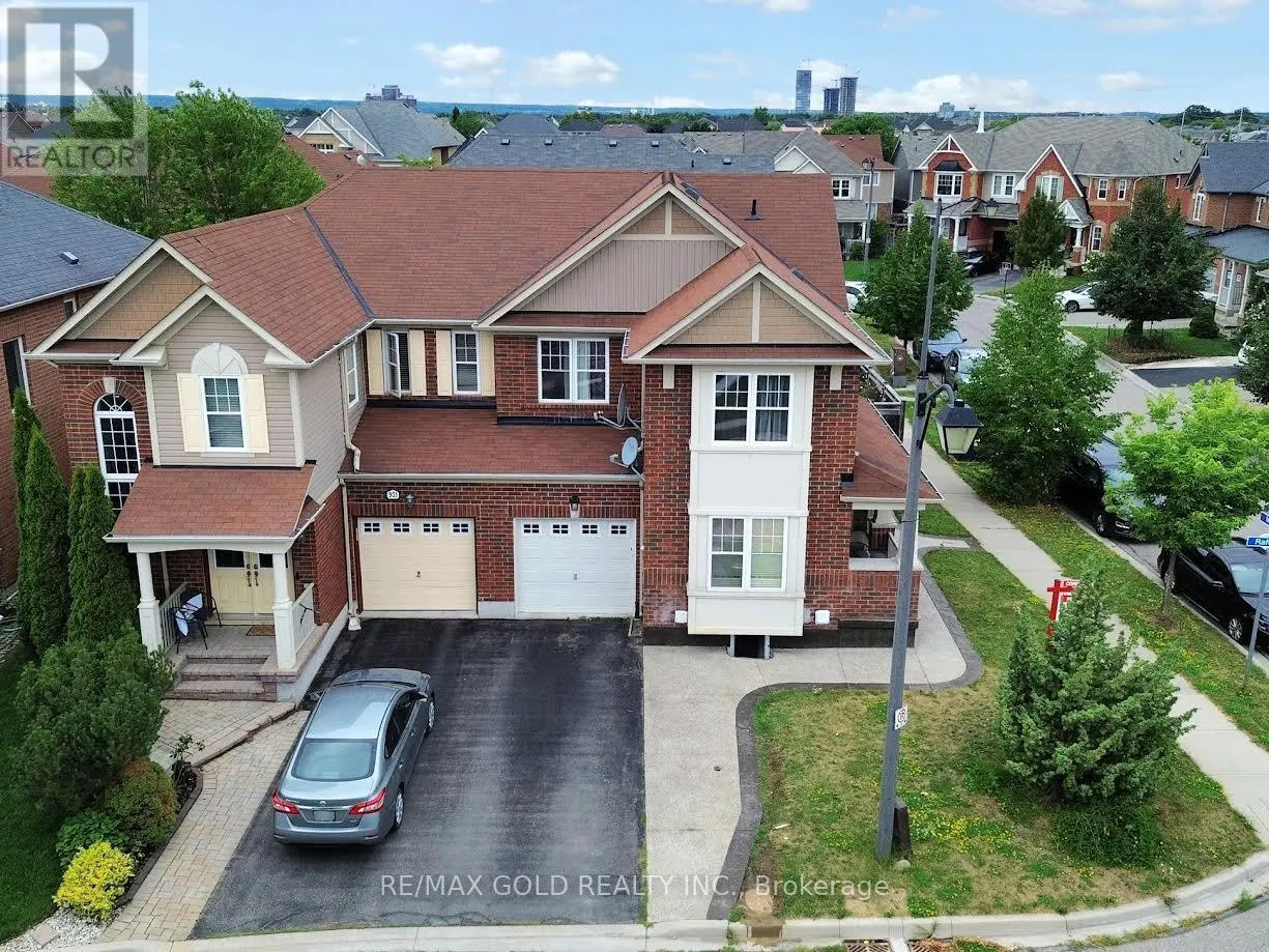 933 RAFTIS CRESCENT