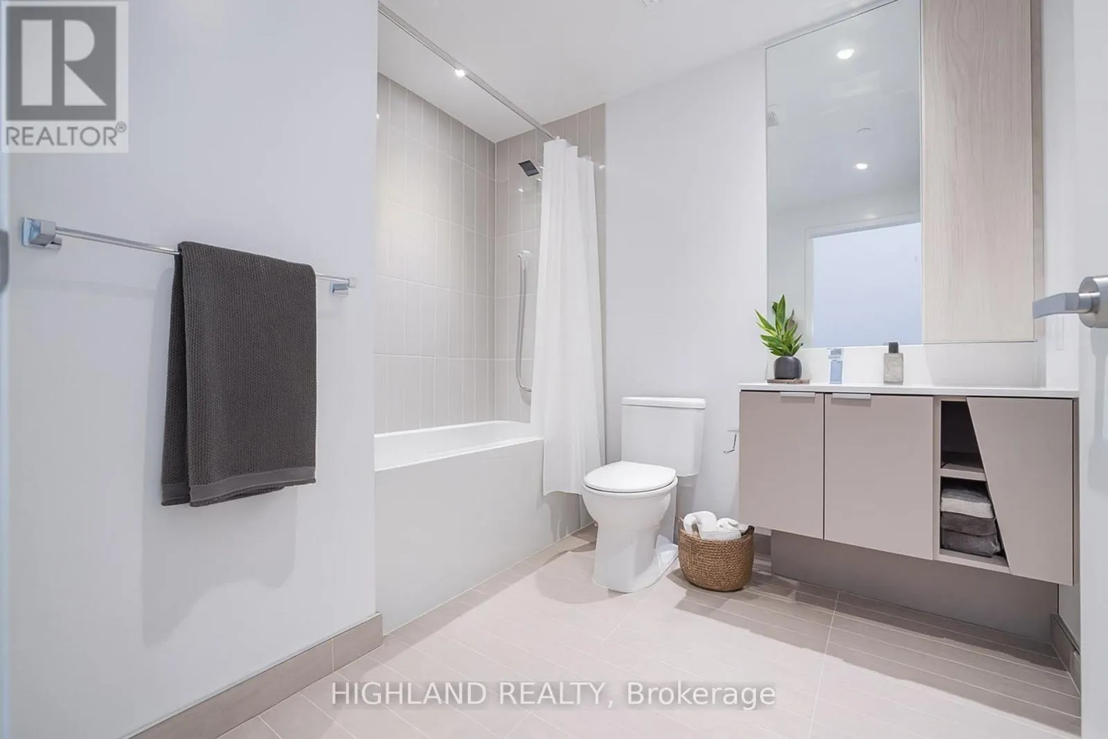 603 - 3883 QUARTZ ROAD