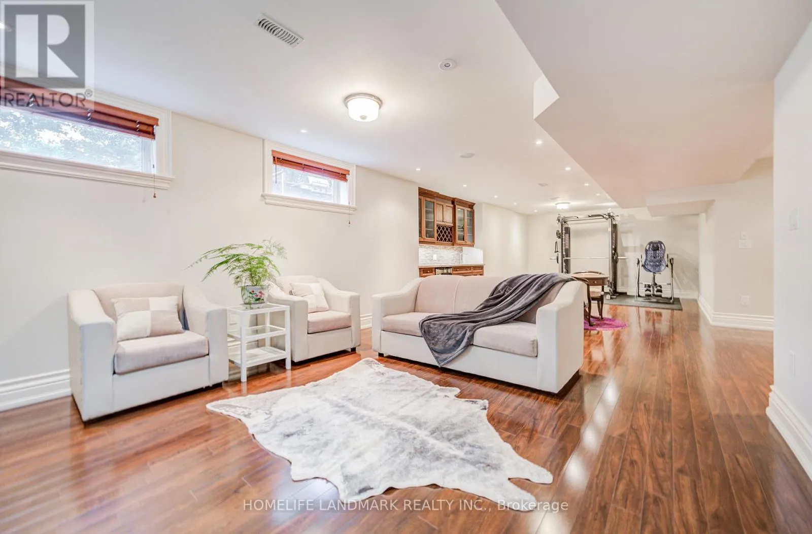 188 MINEOLA ROAD E