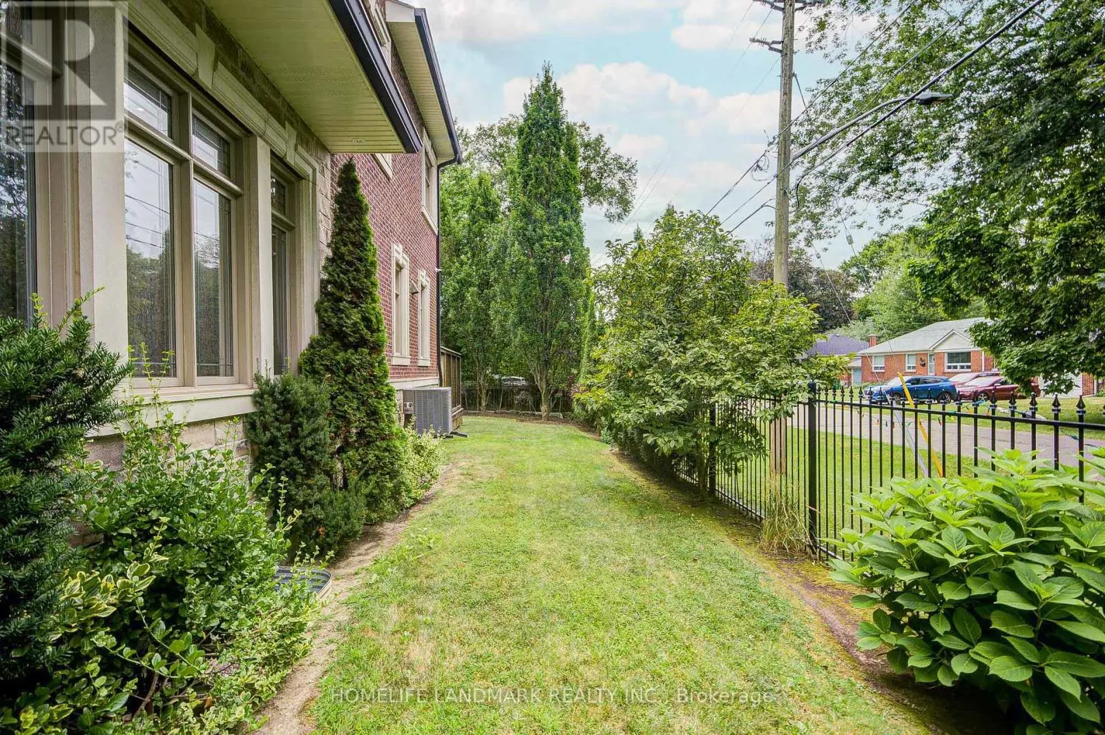 188 MINEOLA ROAD E