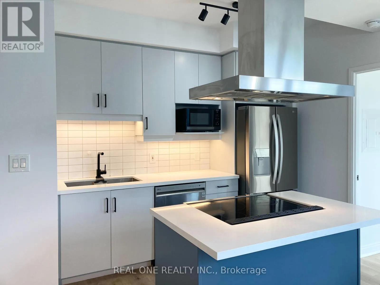405 - 50 ABSOLUTE AVENUE