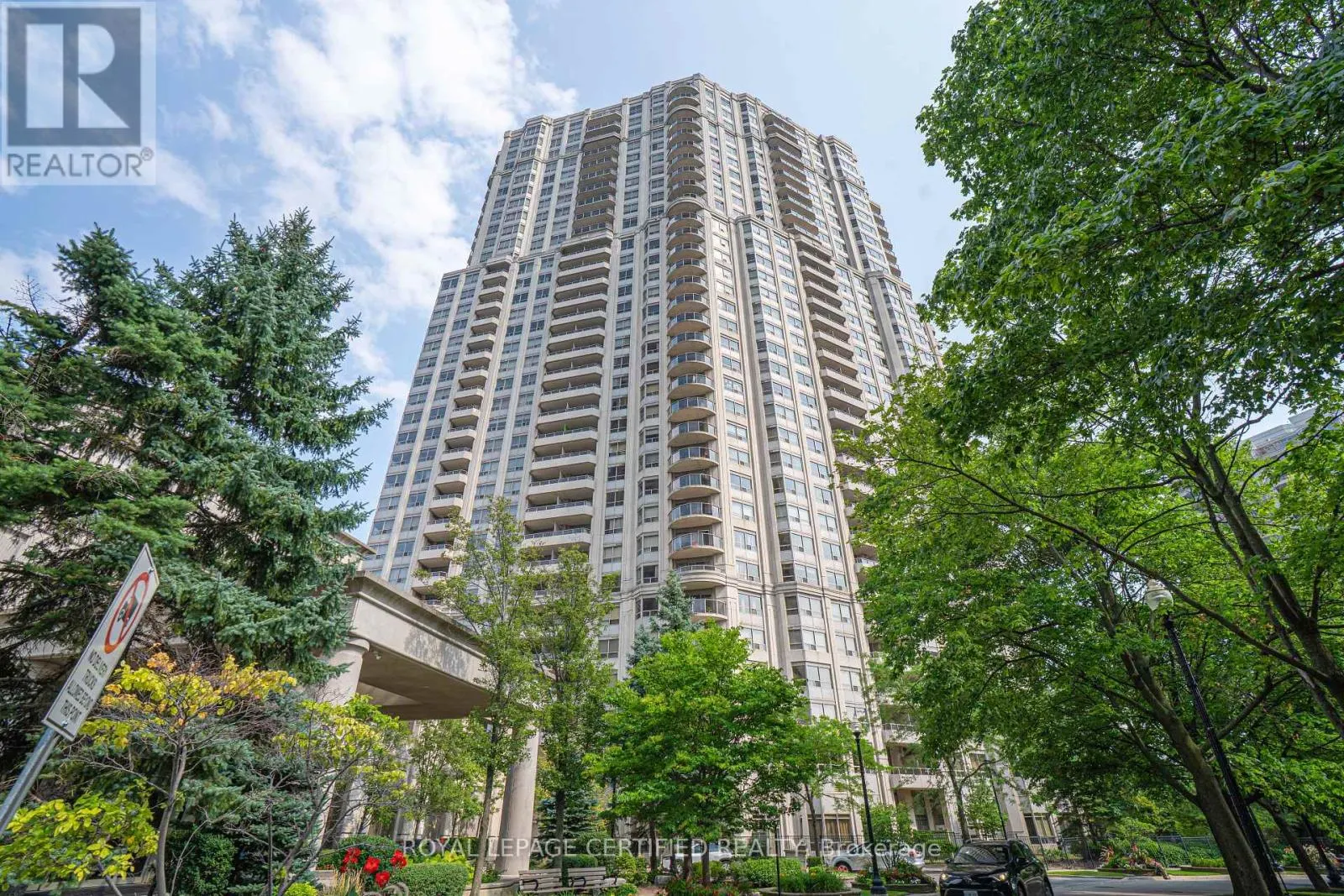 1527 - 25 KINGSBRIDGE GARDEN CIRCLE