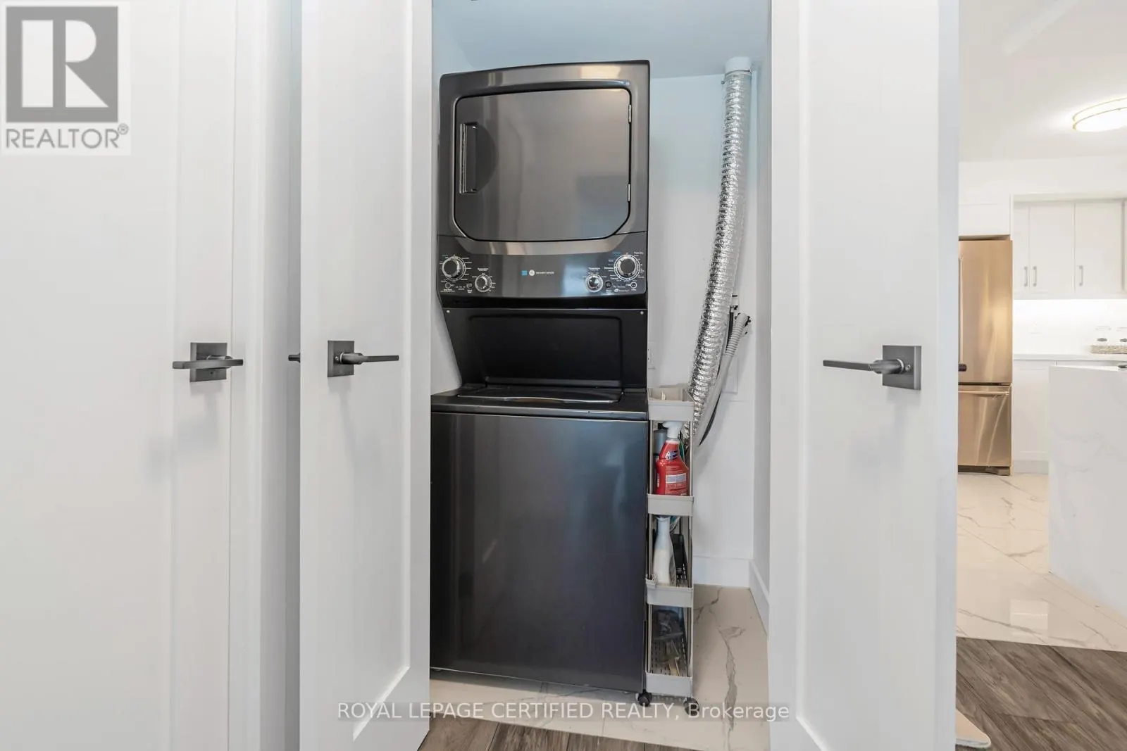 1527 - 25 KINGSBRIDGE GARDEN CIRCLE