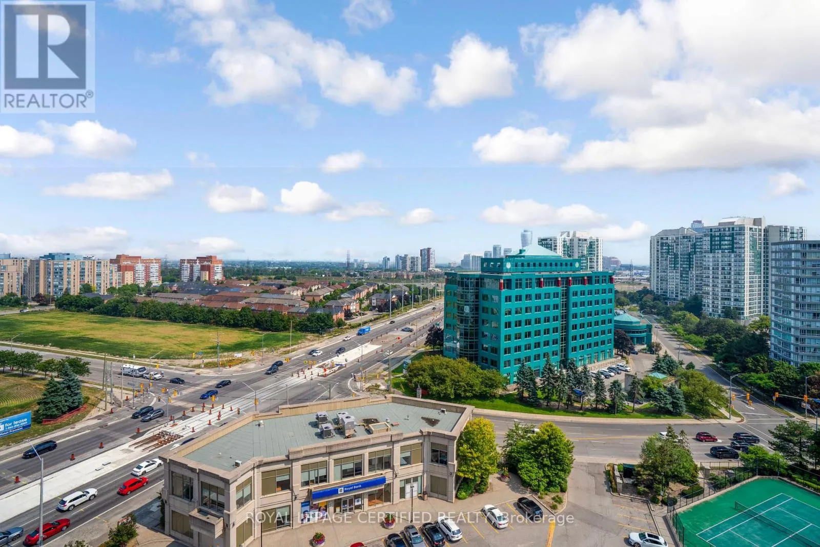 1527 - 25 KINGSBRIDGE GARDEN CIRCLE