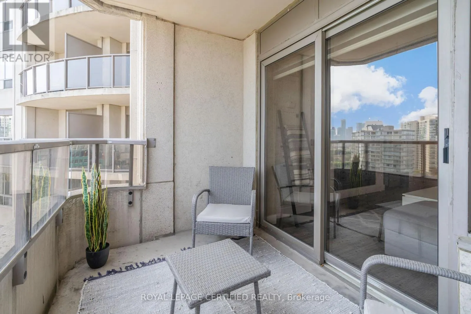 1527 - 25 KINGSBRIDGE GARDEN CIRCLE