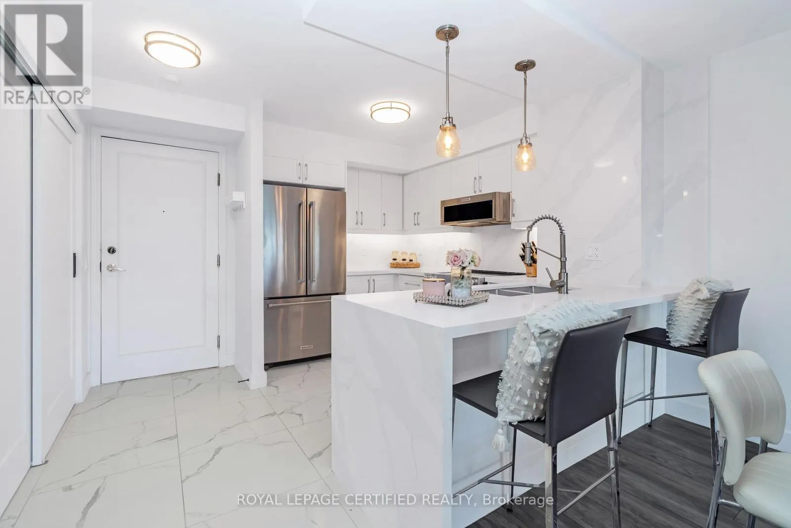 1527 - 25 KINGSBRIDGE GARDEN CIRCLE