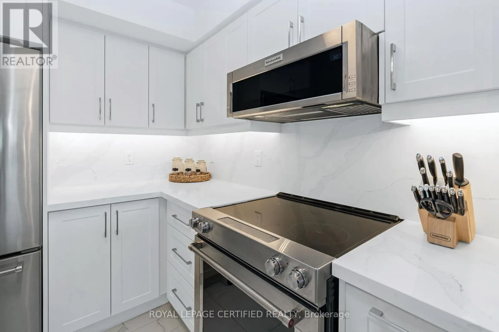 1527 - 25 KINGSBRIDGE GARDEN CIRCLE
