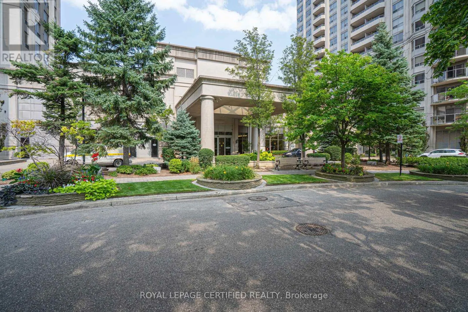 1527 - 25 KINGSBRIDGE GARDEN CIRCLE