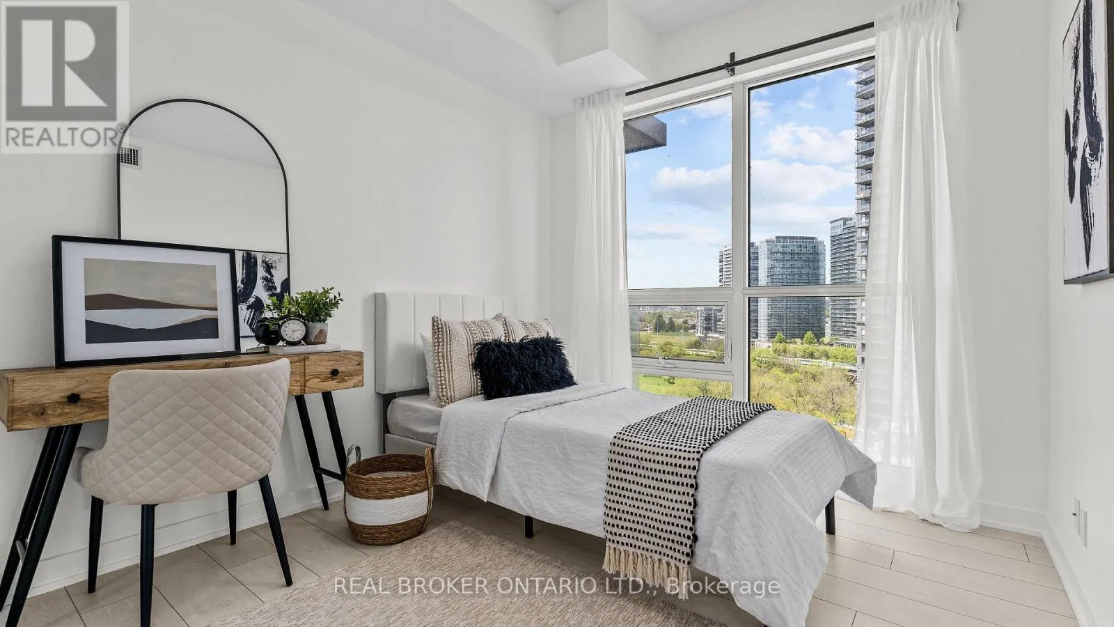 1604 - 2220 LAKE SHORE BOULEVARD W