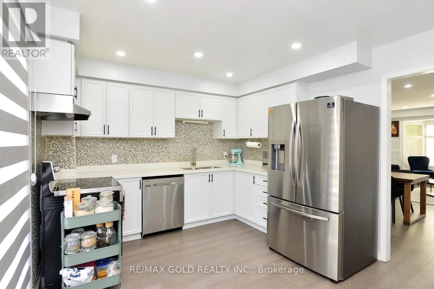 7 LOFTY PINES PLACE