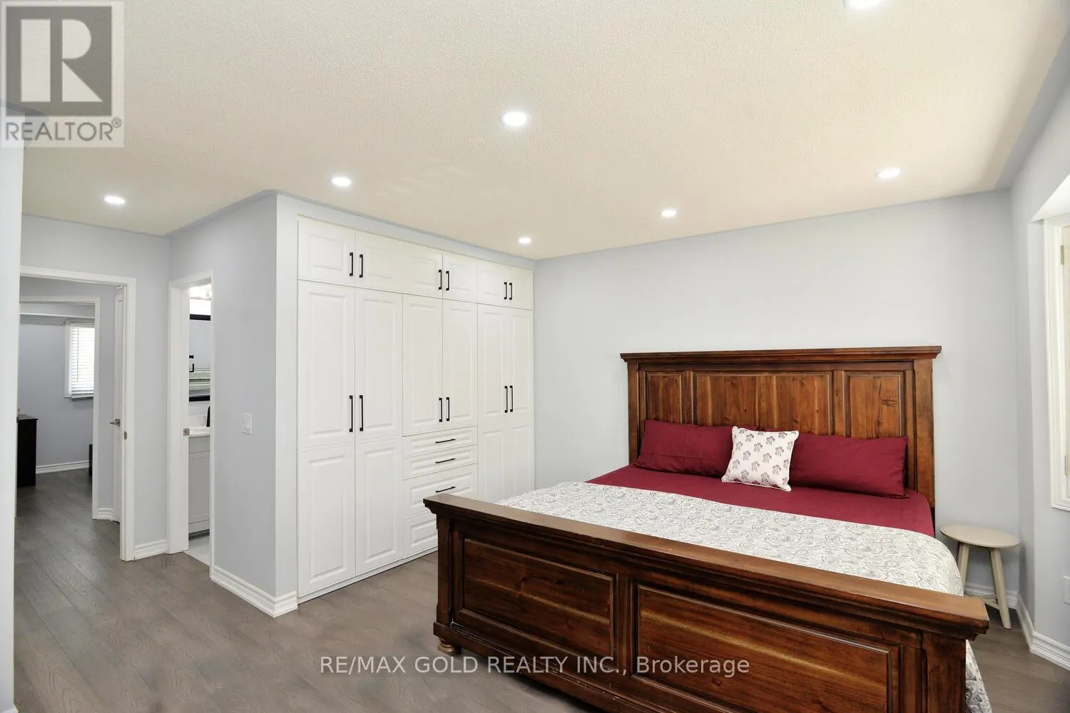 7 LOFTY PINES PLACE