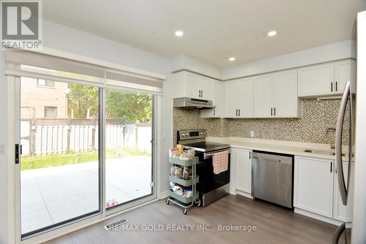 7 LOFTY PINES PLACE