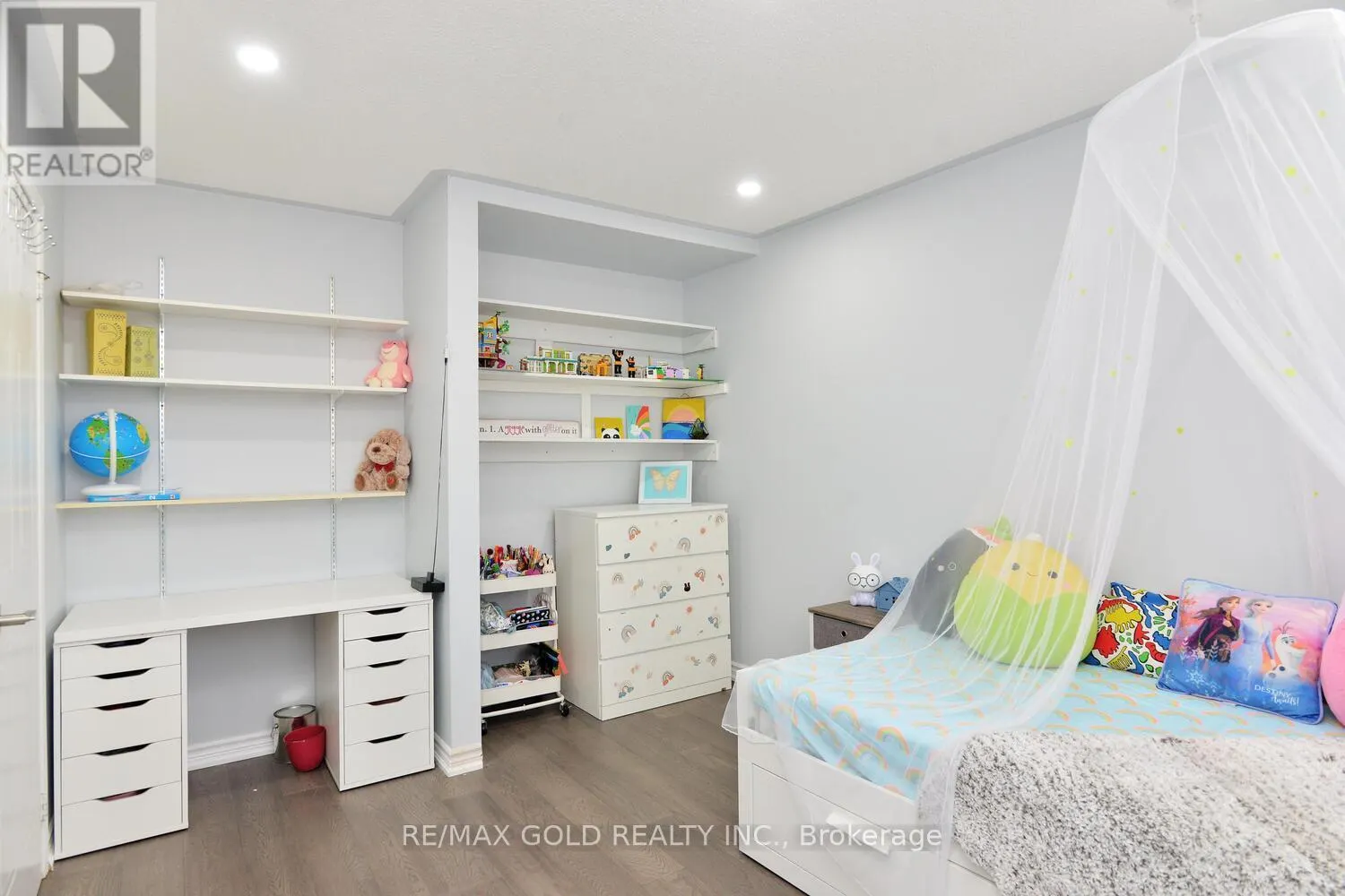 7 LOFTY PINES PLACE