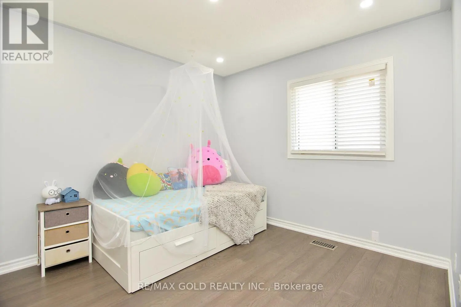 7 LOFTY PINES PLACE