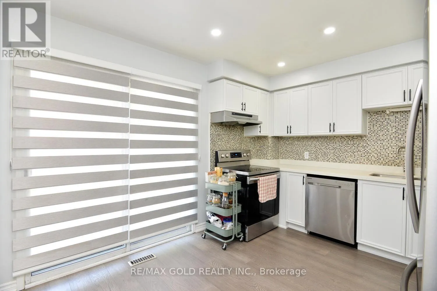 7 LOFTY PINES PLACE