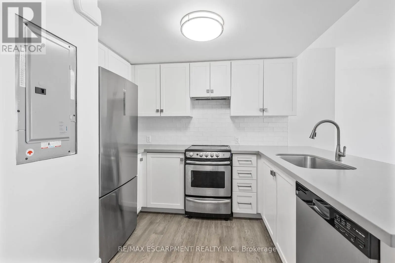 206 - 760 LAKESHORE ROAD E