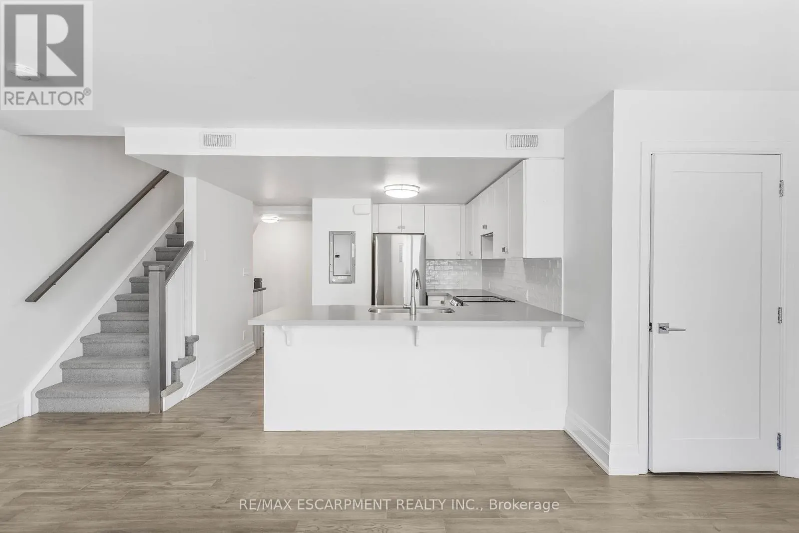 206 - 760 LAKESHORE ROAD E
