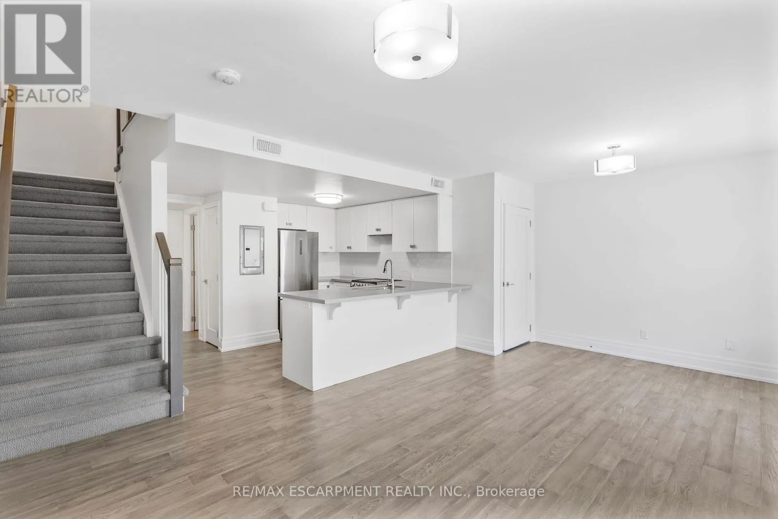206 - 760 LAKESHORE ROAD E
