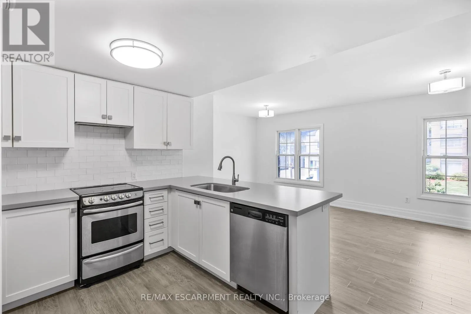 206 - 760 LAKESHORE ROAD E