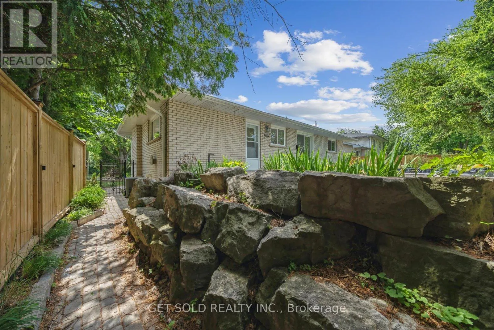 521 GRAND BOULEVARD