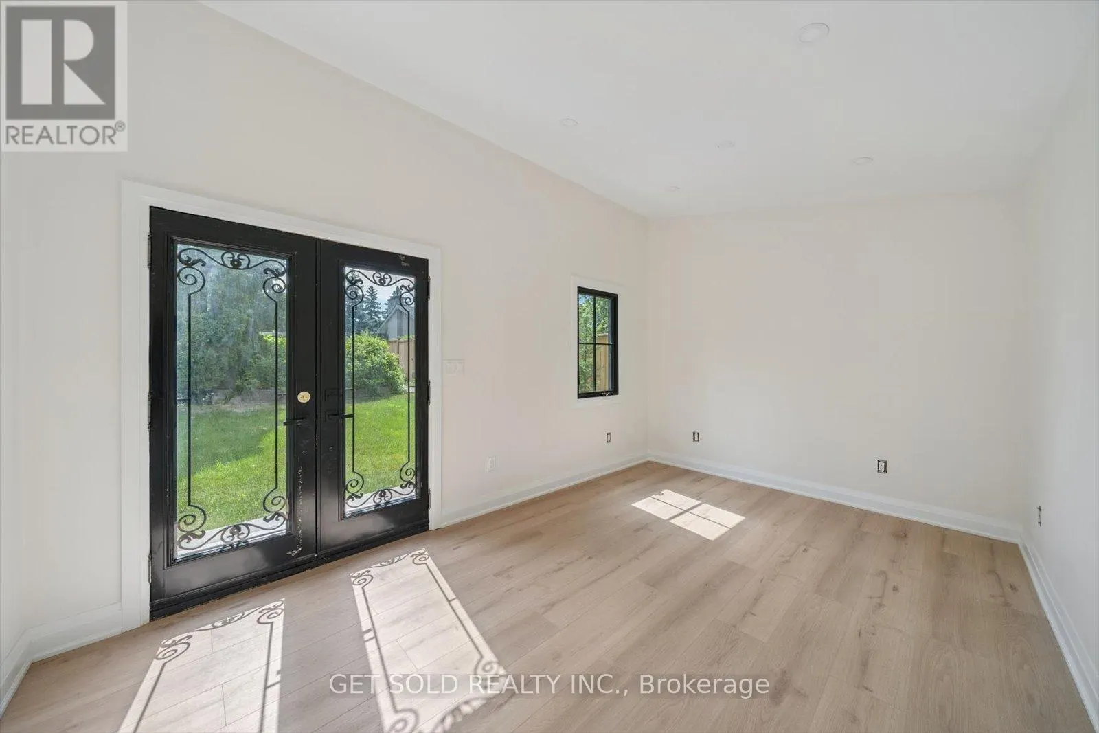 521 GRAND BOULEVARD