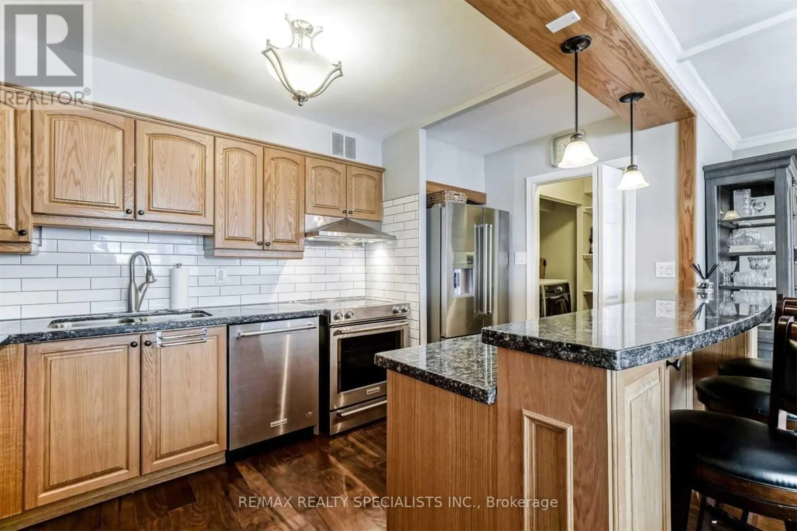 203 - 50 ELM DRIVE E