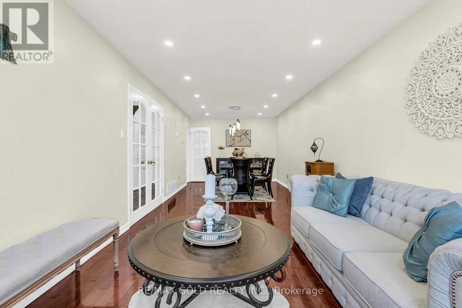 552 FARWELL CRESCENT