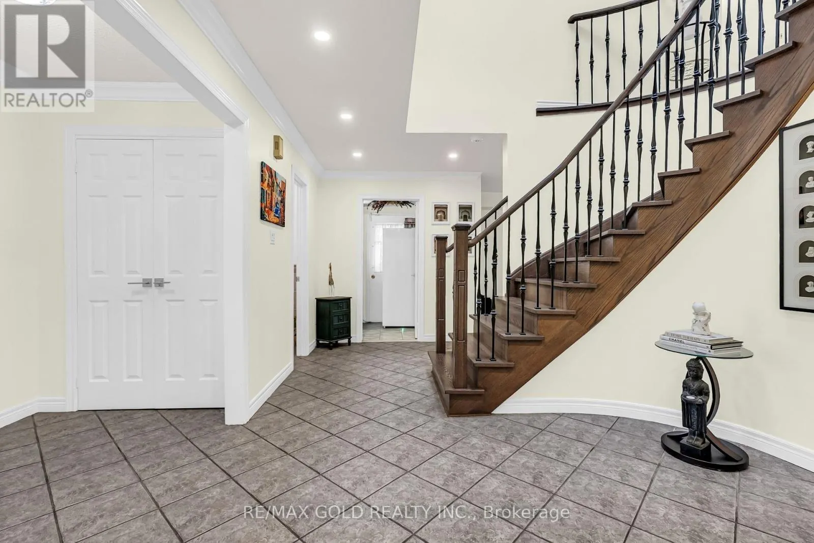 552 FARWELL CRESCENT