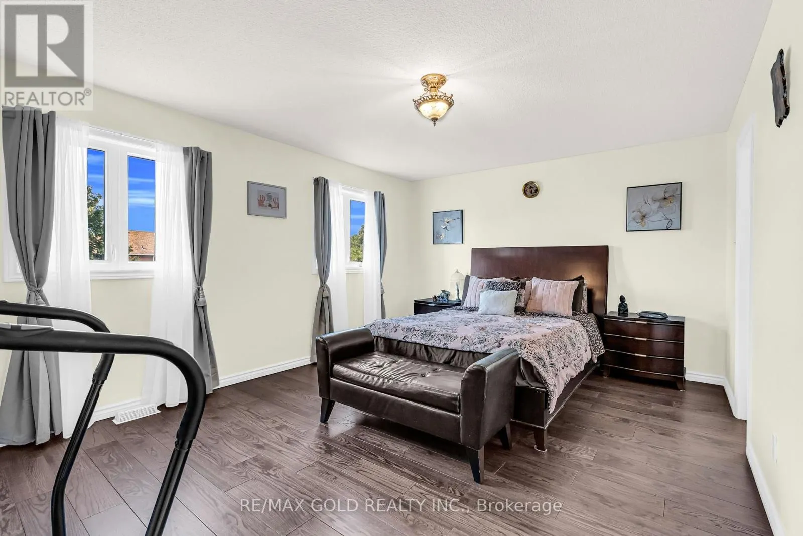 552 FARWELL CRESCENT