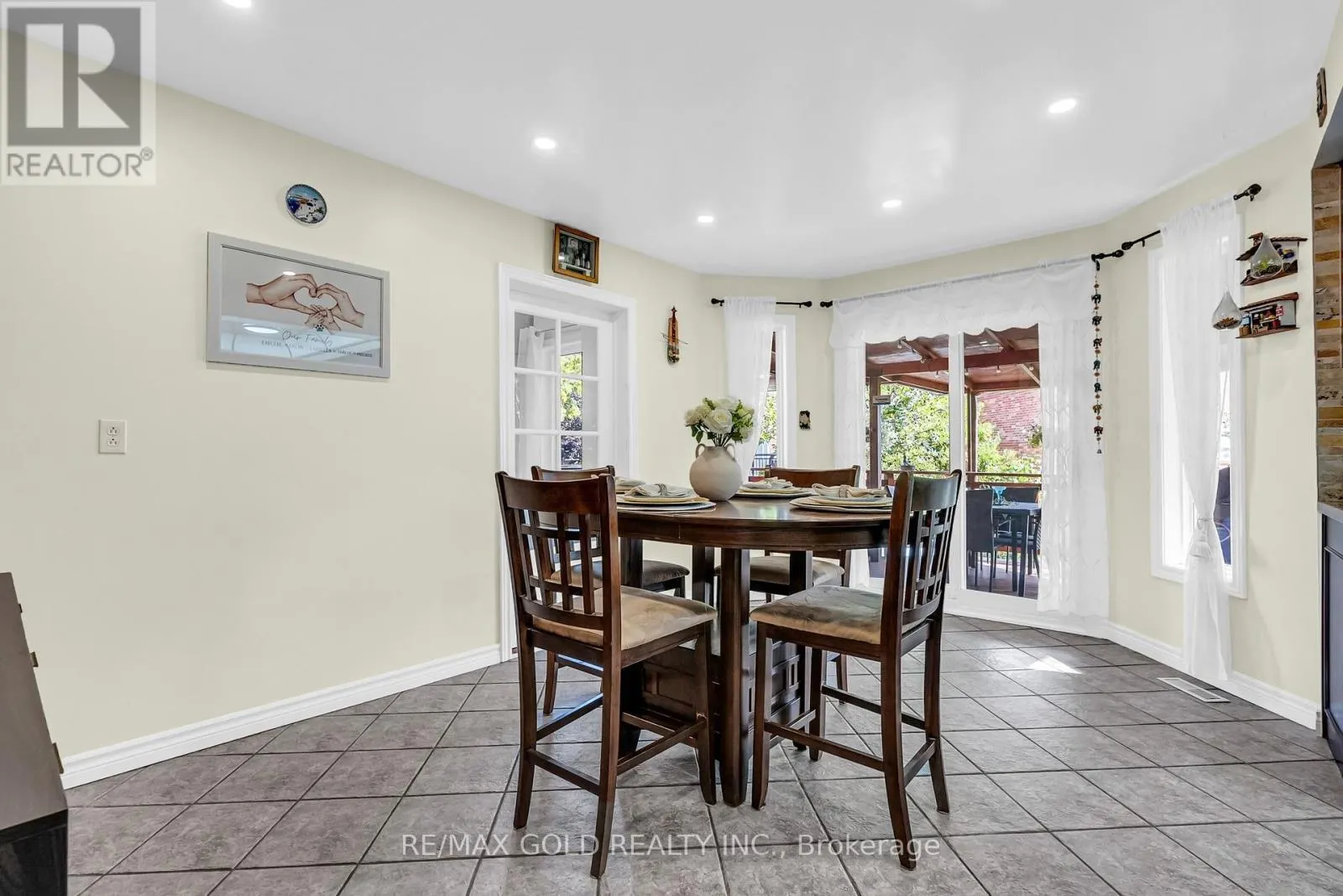 552 FARWELL CRESCENT