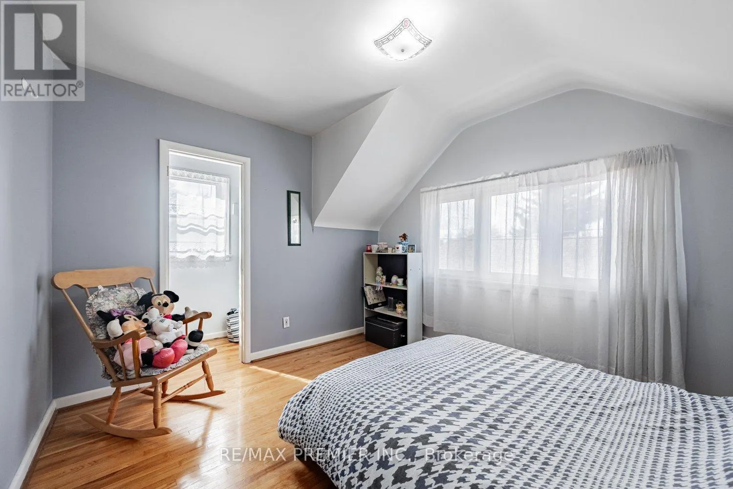 32 GENTHORN AVENUE