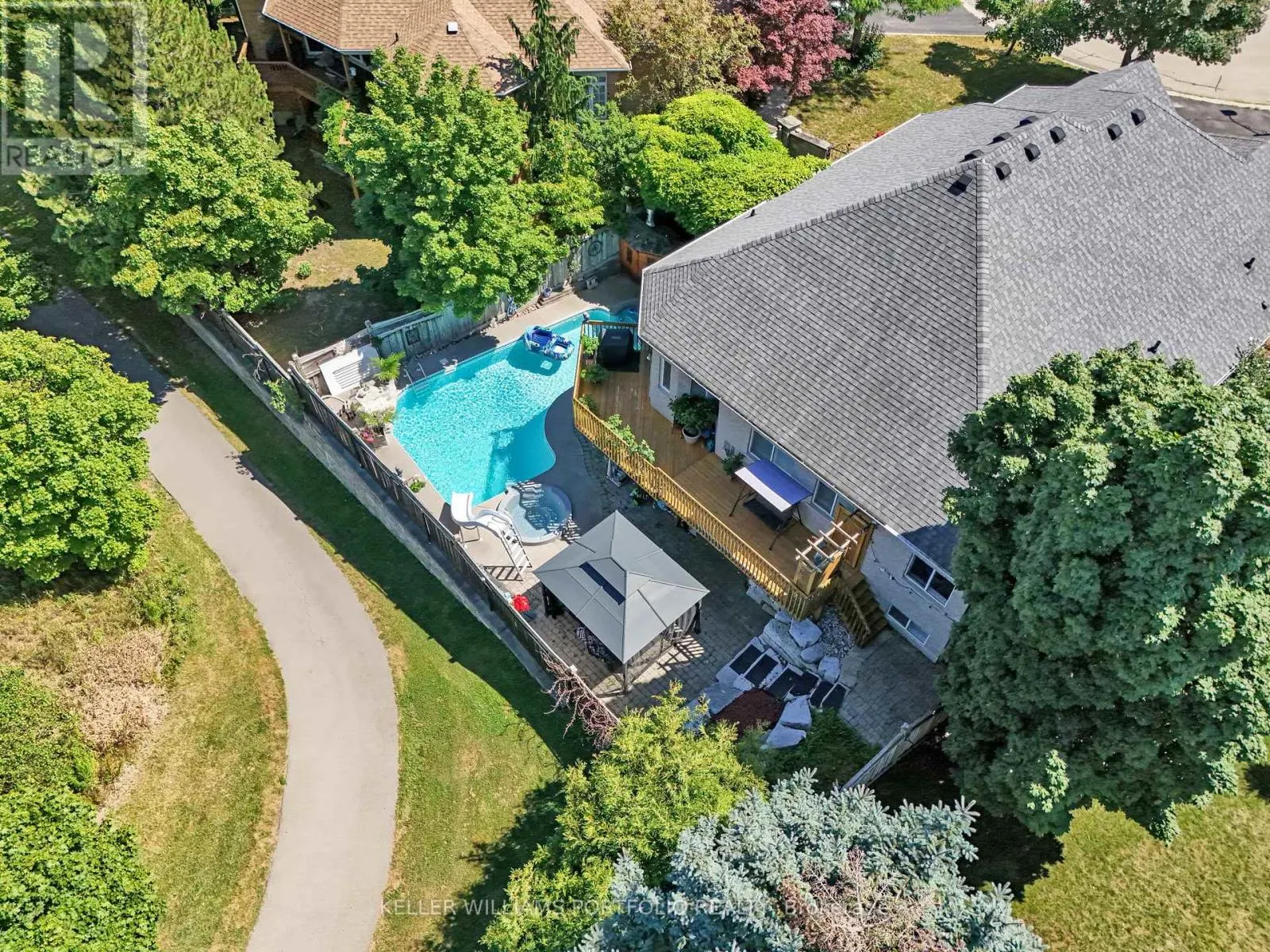 8 VISTA VIEW COURT