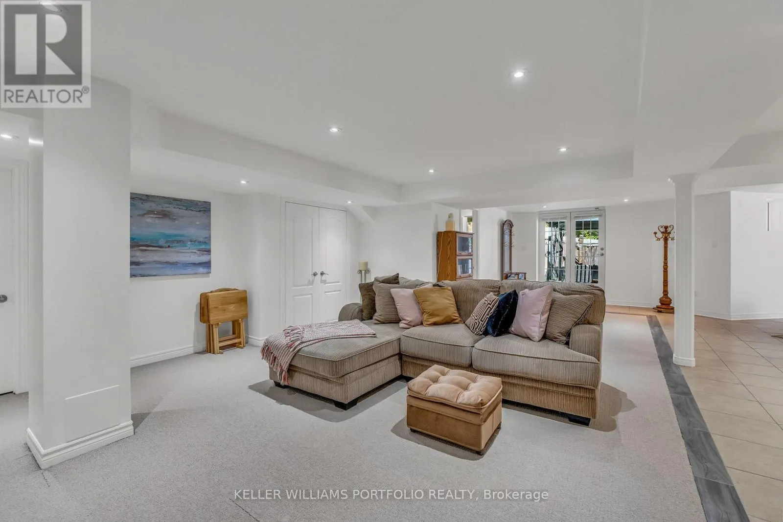 8 VISTA VIEW COURT