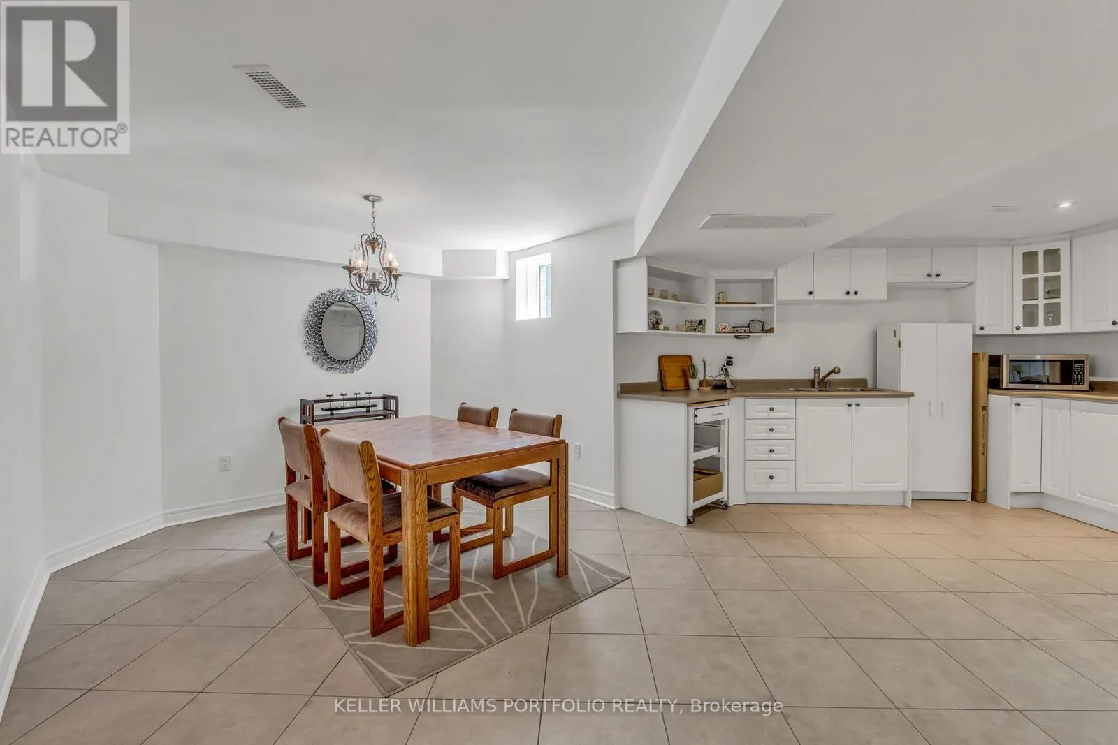8 VISTA VIEW COURT